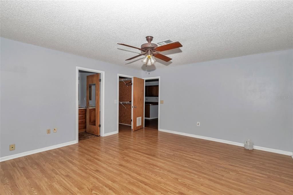 For Sale: $399,900 (6 beds, 4 baths, 2478 Square Feet)