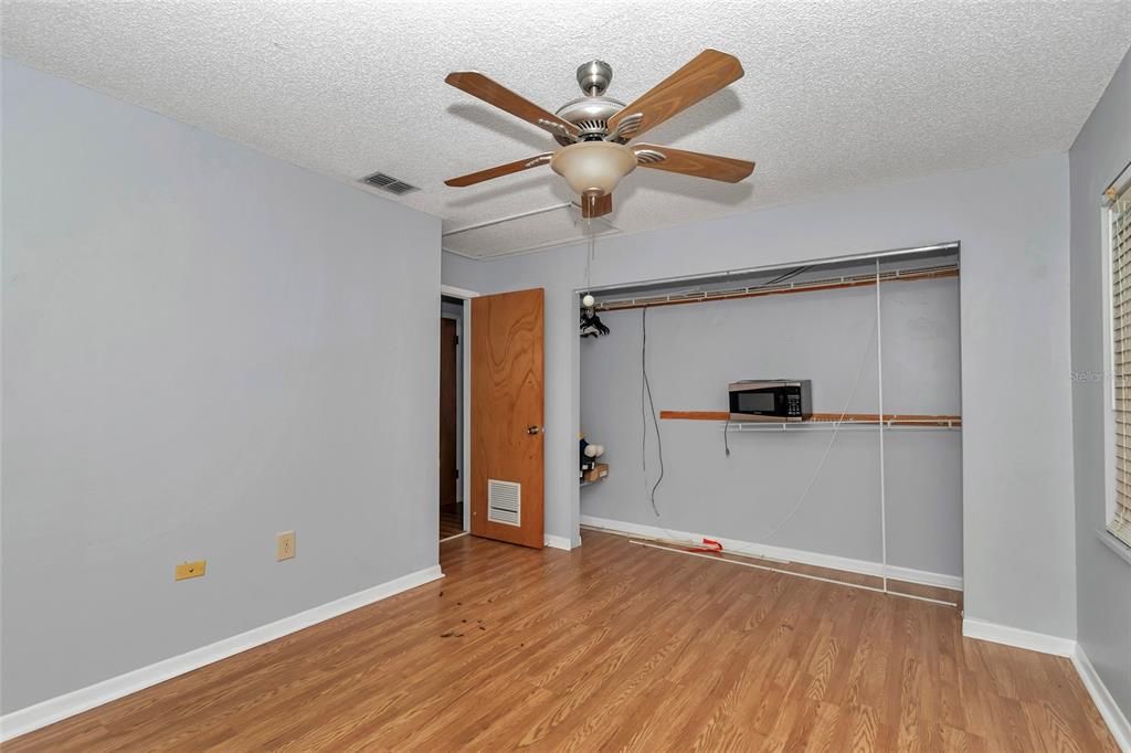 For Sale: $399,900 (6 beds, 4 baths, 2478 Square Feet)