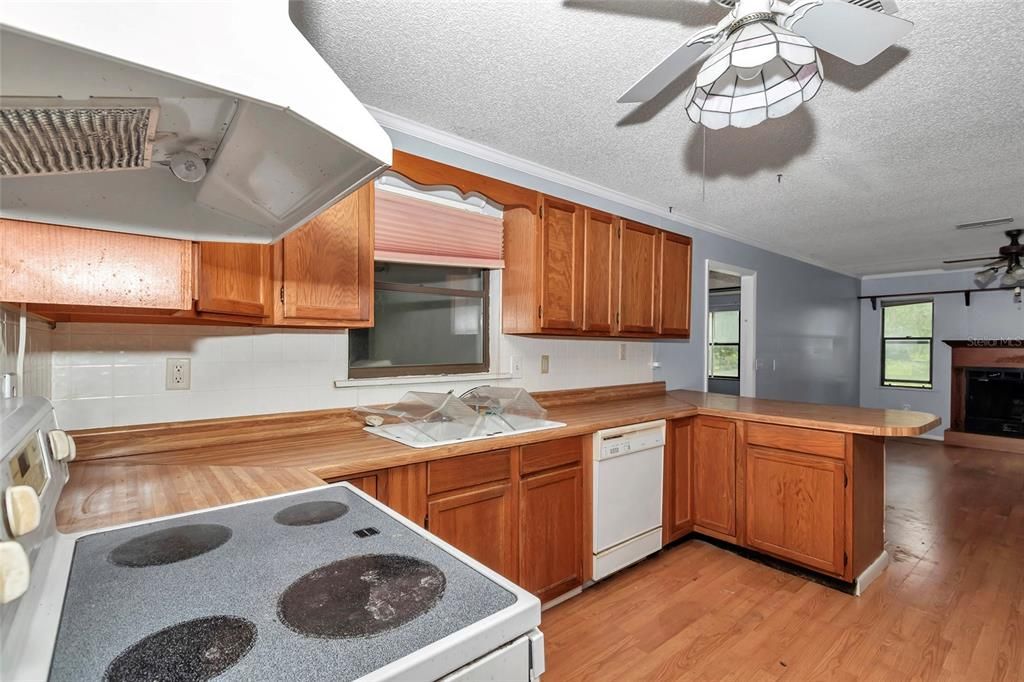 For Sale: $399,900 (6 beds, 4 baths, 2478 Square Feet)