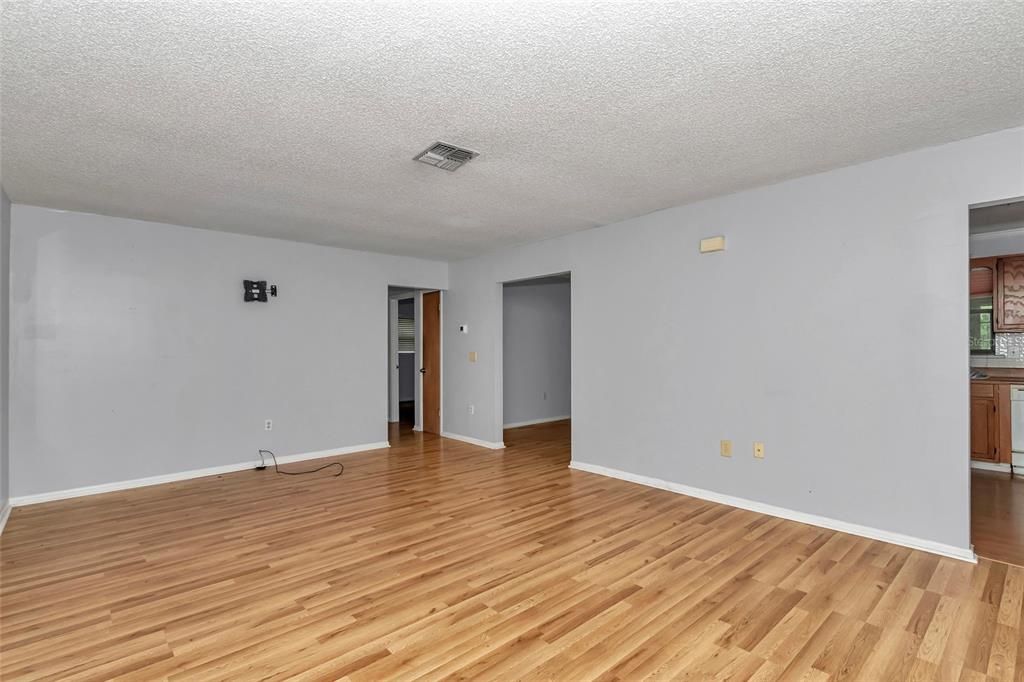 For Sale: $399,900 (6 beds, 4 baths, 2478 Square Feet)