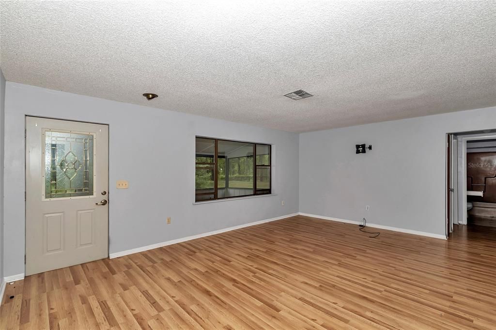 For Sale: $399,900 (6 beds, 4 baths, 2478 Square Feet)