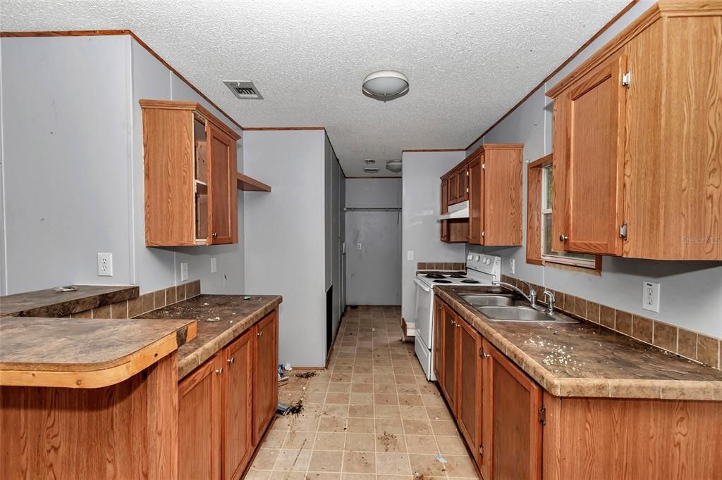 For Sale: $399,900 (6 beds, 4 baths, 2478 Square Feet)