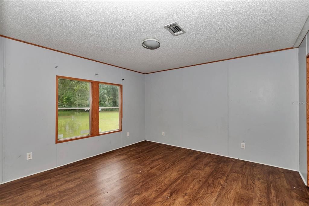 For Sale: $399,900 (6 beds, 4 baths, 2478 Square Feet)