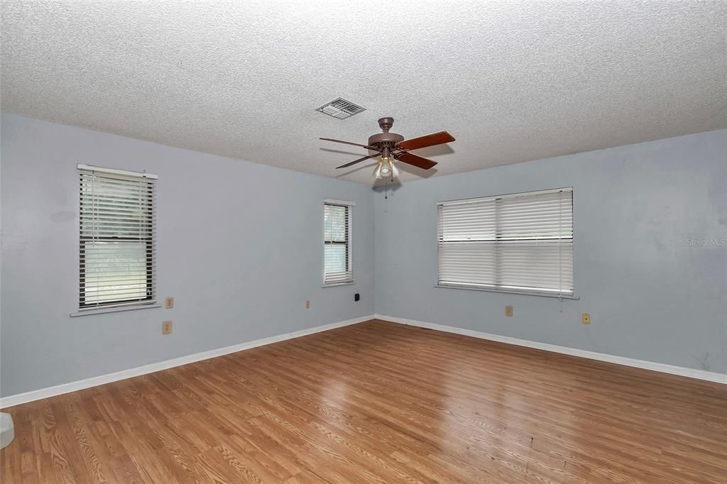 For Sale: $399,900 (6 beds, 4 baths, 2478 Square Feet)