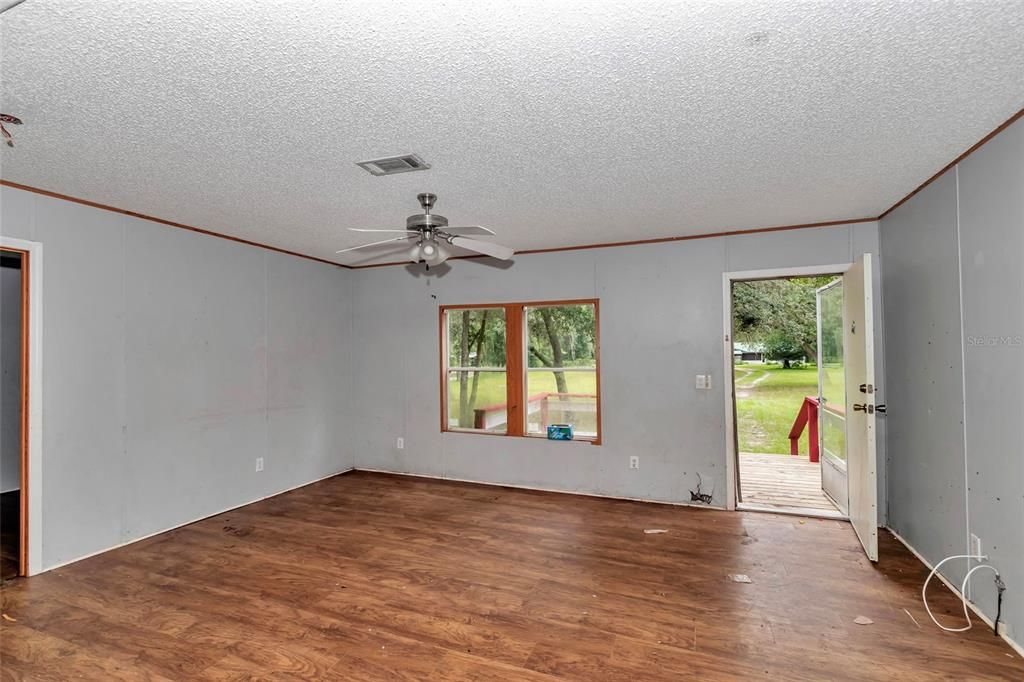 For Sale: $399,900 (6 beds, 4 baths, 2478 Square Feet)