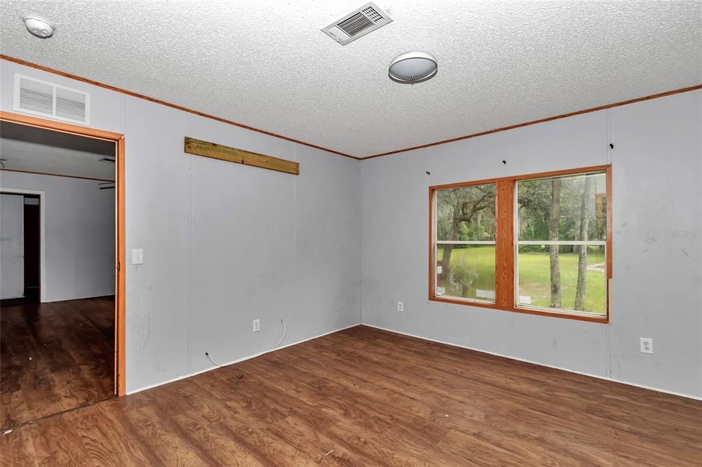 For Sale: $399,900 (6 beds, 4 baths, 2478 Square Feet)