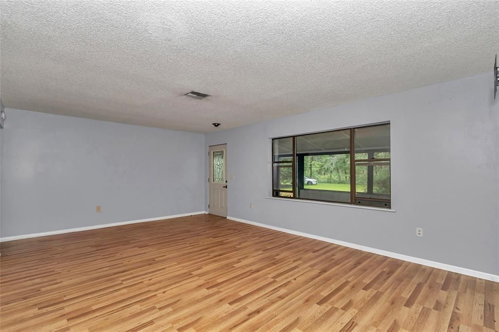 For Sale: $399,900 (6 beds, 4 baths, 2478 Square Feet)