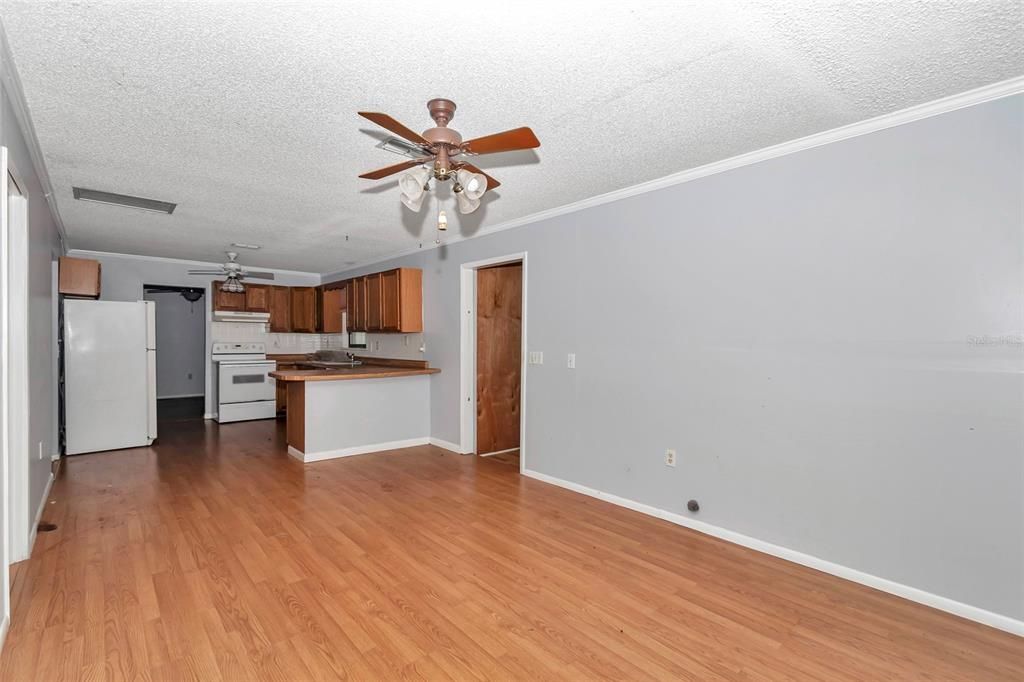 For Sale: $399,900 (6 beds, 4 baths, 2478 Square Feet)