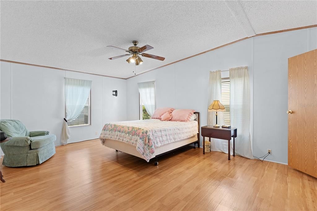 Active With Contract: $190,000 (3 beds, 2 baths, 1736 Square Feet)