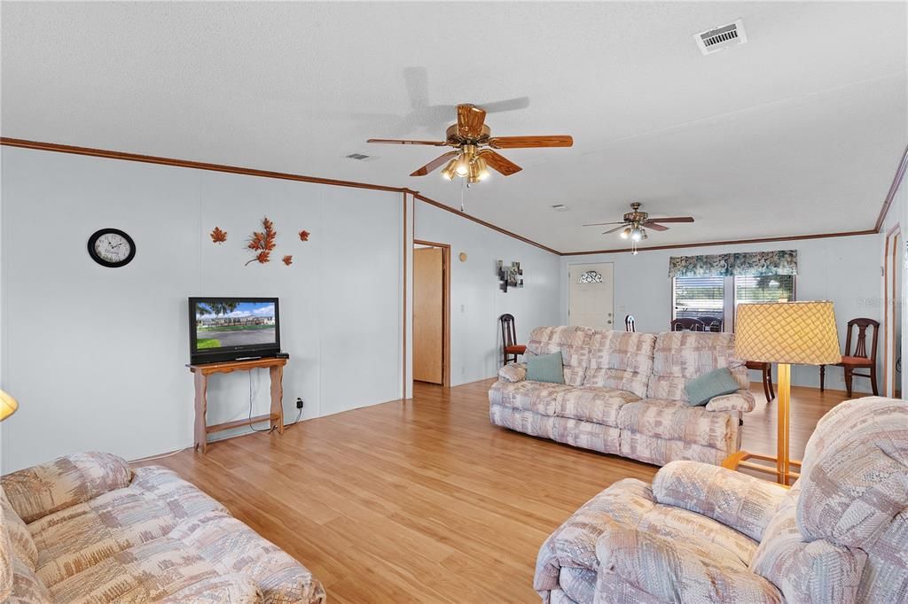 Active With Contract: $190,000 (3 beds, 2 baths, 1736 Square Feet)