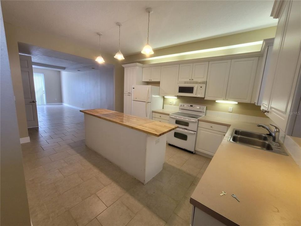 出租: $1,600 (3 贝兹, 2 浴室, 1408 平方英尺)