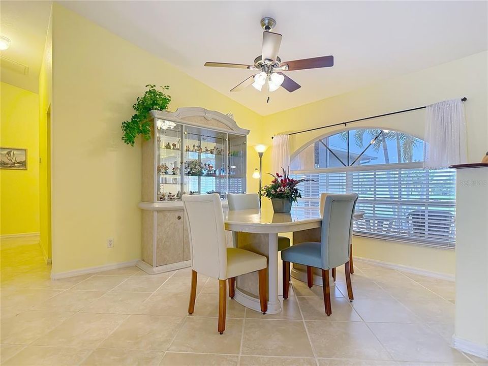 Под контрактом: $399,900 (3 спален, 2 ванн, 1914 Квадратных фут)