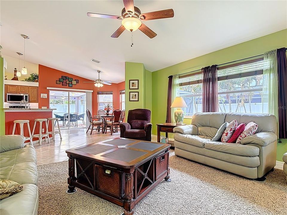 Под контрактом: $399,900 (3 спален, 2 ванн, 1914 Квадратных фут)