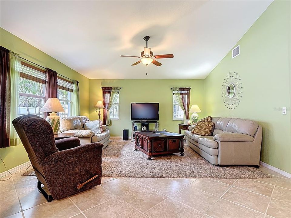 Под контрактом: $399,900 (3 спален, 2 ванн, 1914 Квадратных фут)