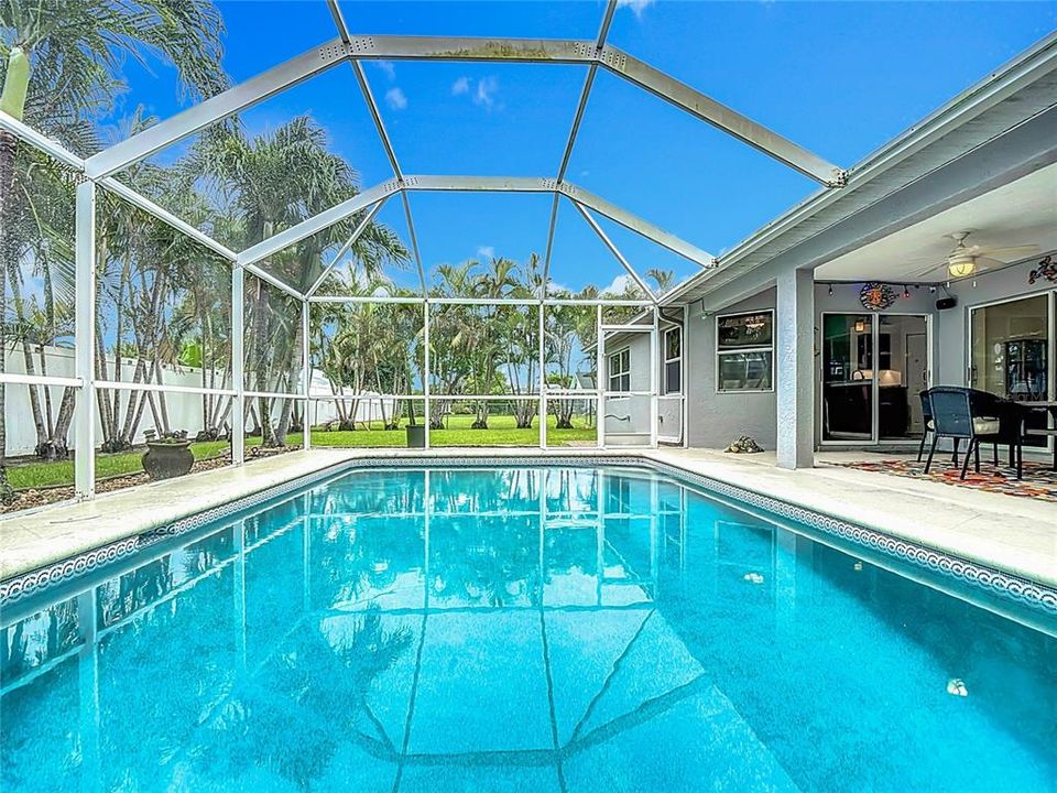 Под контрактом: $399,900 (3 спален, 2 ванн, 1914 Квадратных фут)