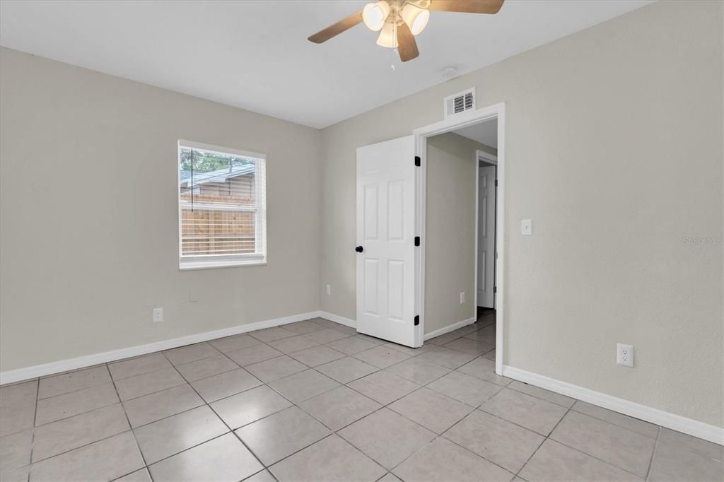 合同活跃: $405,000 (6 贝兹, 3 浴室, 1937 平方英尺)