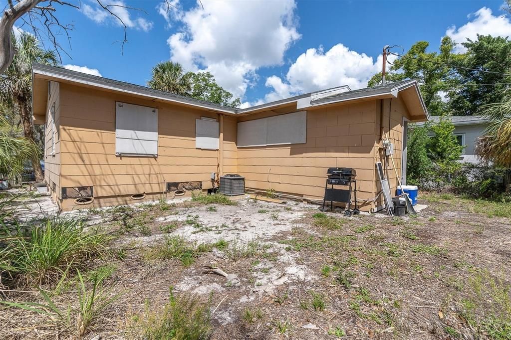 合同活跃: $405,000 (6 贝兹, 3 浴室, 1937 平方英尺)