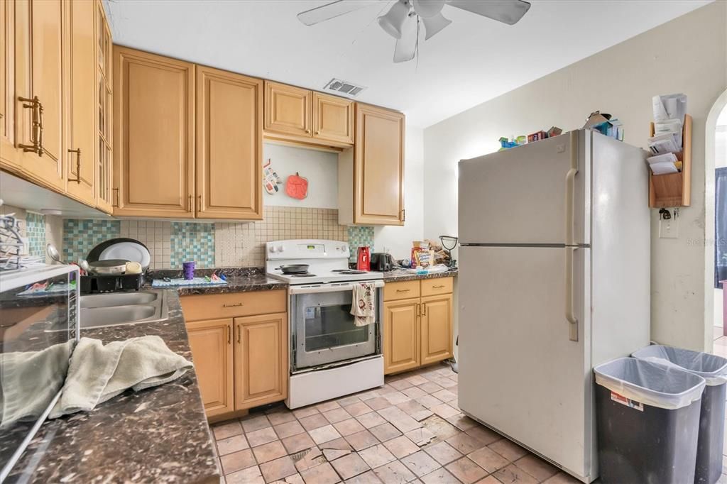 合同活跃: $405,000 (6 贝兹, 3 浴室, 1937 平方英尺)