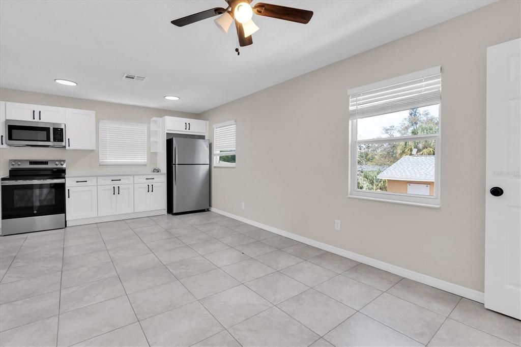 合同活跃: $405,000 (6 贝兹, 3 浴室, 1937 平方英尺)