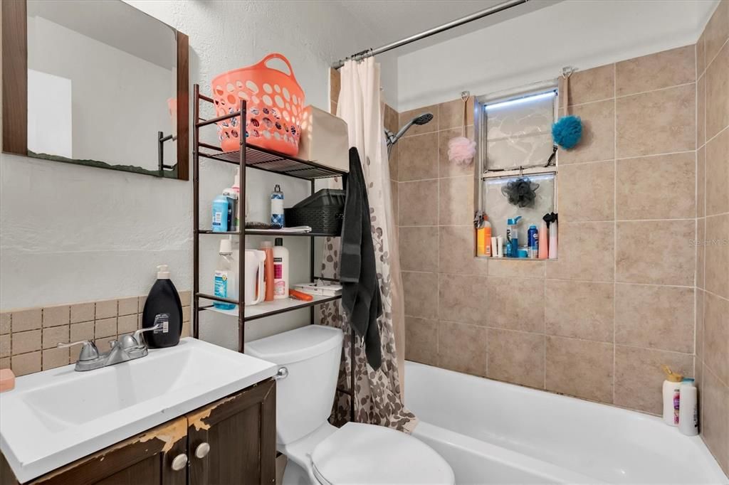 合同活跃: $405,000 (6 贝兹, 3 浴室, 1937 平方英尺)