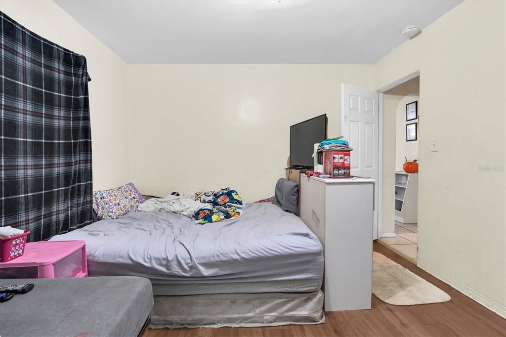 合同活跃: $405,000 (6 贝兹, 3 浴室, 1937 平方英尺)