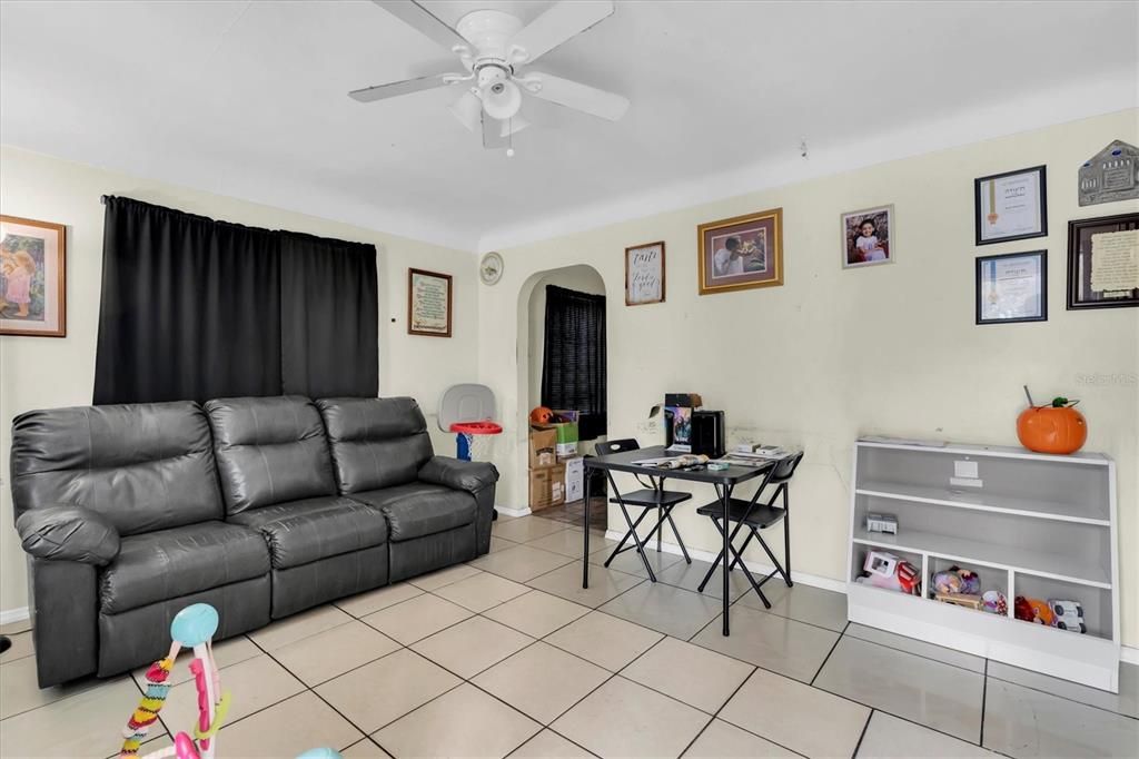 合同活跃: $405,000 (6 贝兹, 3 浴室, 1937 平方英尺)