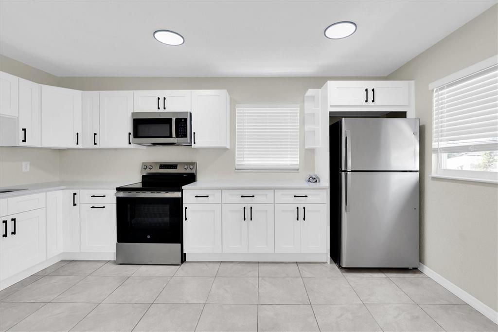 合同活跃: $405,000 (6 贝兹, 3 浴室, 1937 平方英尺)