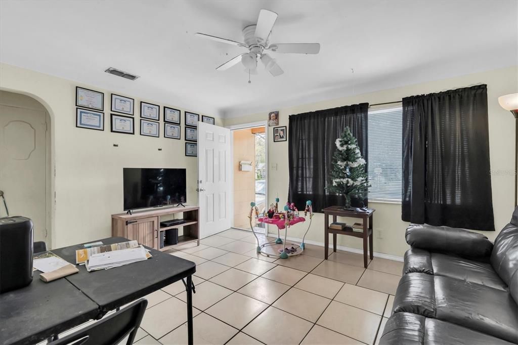 合同活跃: $405,000 (6 贝兹, 3 浴室, 1937 平方英尺)