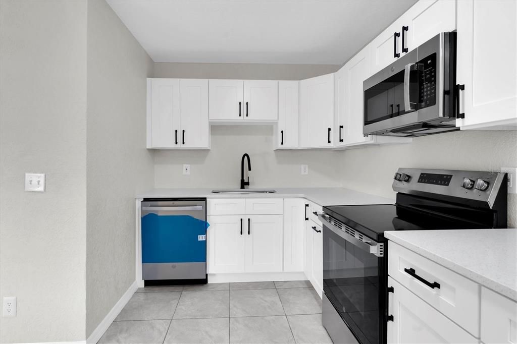 合同活跃: $405,000 (6 贝兹, 3 浴室, 1937 平方英尺)