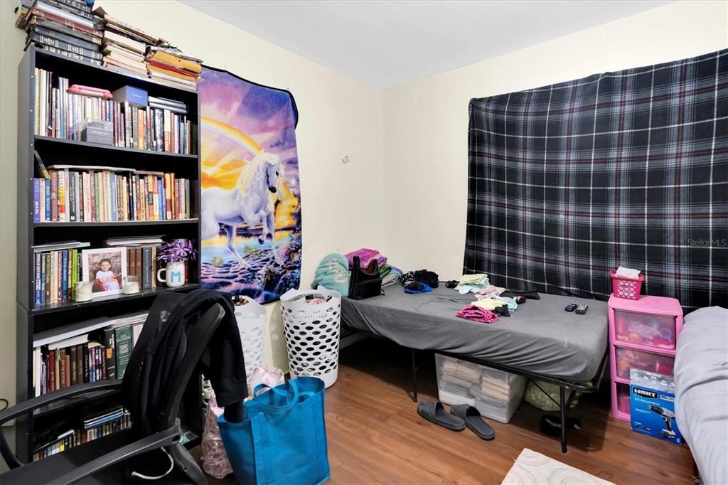 合同活跃: $405,000 (6 贝兹, 3 浴室, 1937 平方英尺)