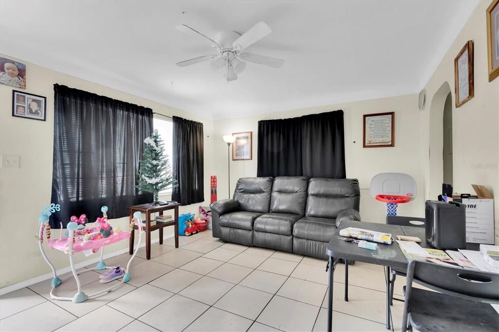 合同活跃: $405,000 (6 贝兹, 3 浴室, 1937 平方英尺)