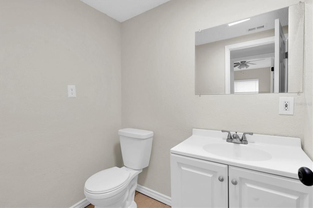 合同活跃: $405,000 (6 贝兹, 3 浴室, 1937 平方英尺)