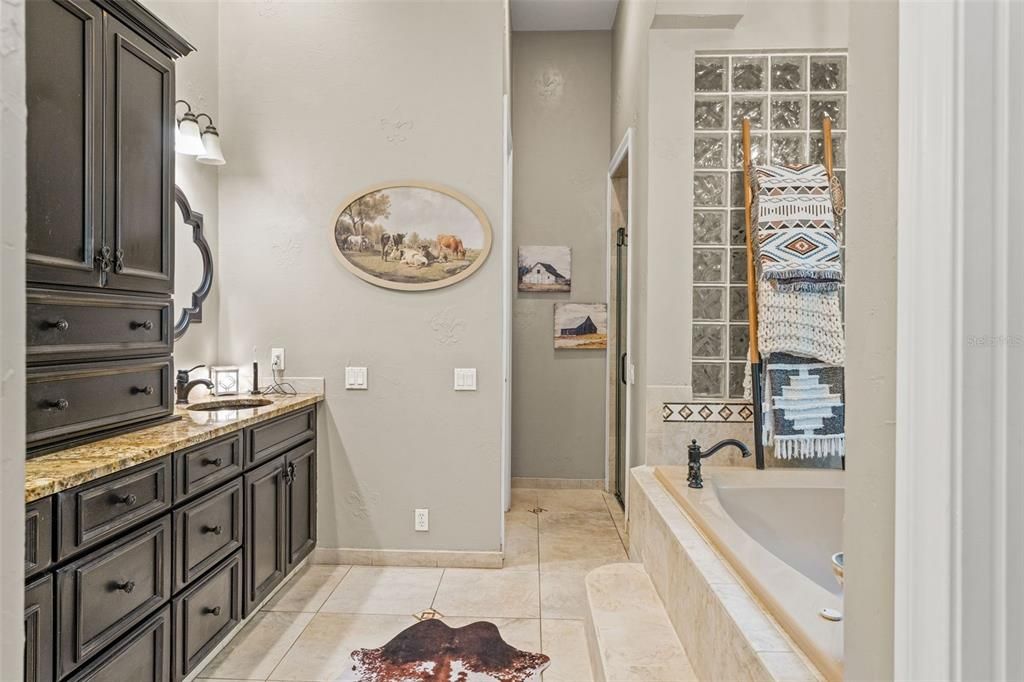 En Venta: $2,299,000 (6 camas, 5 baños, 6200 Pies cuadrados)