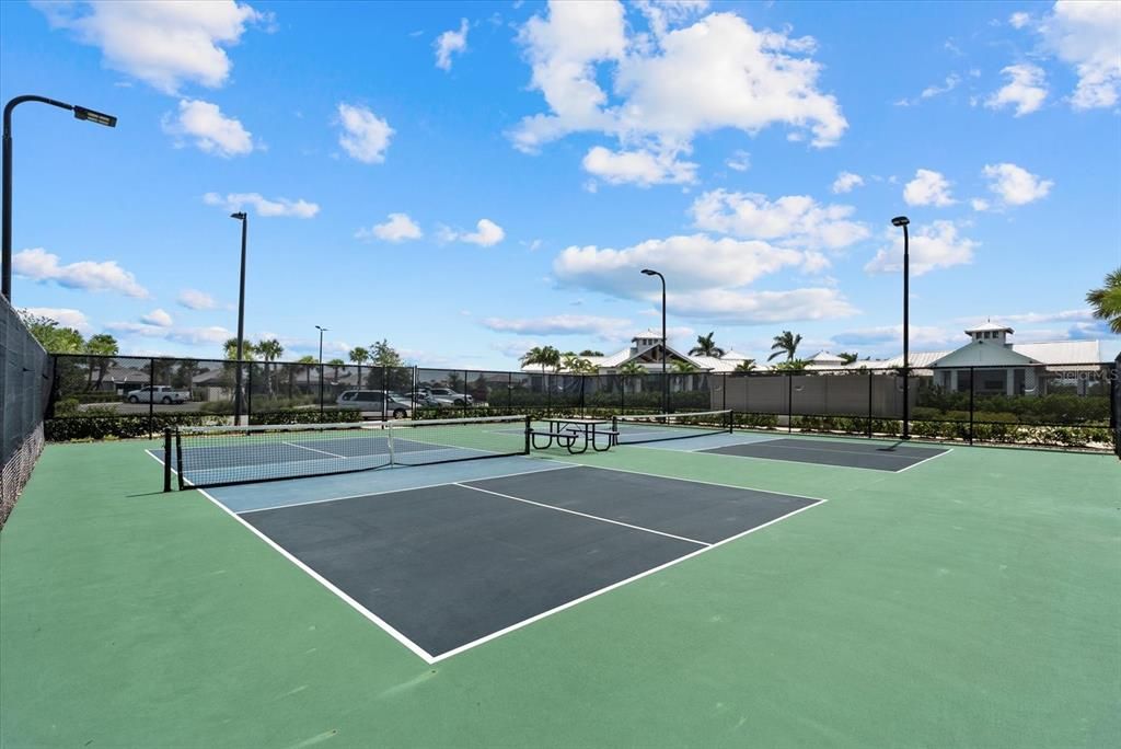 Active With Contract: $900,000 (4 beds, 4 baths, 3284 Square Feet)