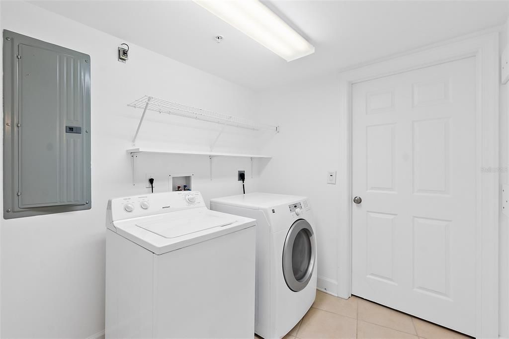 Active With Contract: $625,000 (3 beds, 3 baths, 2072 Square Feet)