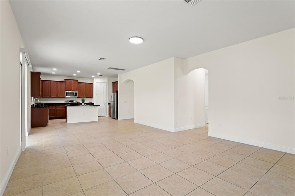 Activo con contrato: $434,000 (4 camas, 3 baños, 2552 Pies cuadrados)