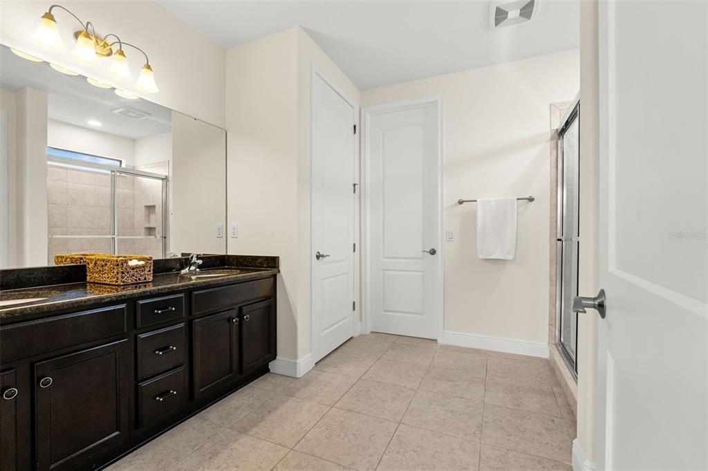 Activo con contrato: $434,000 (4 camas, 3 baños, 2552 Pies cuadrados)