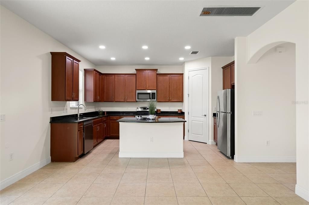 Activo con contrato: $434,000 (4 camas, 3 baños, 2552 Pies cuadrados)