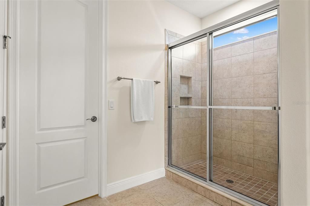 Activo con contrato: $434,000 (4 camas, 3 baños, 2552 Pies cuadrados)