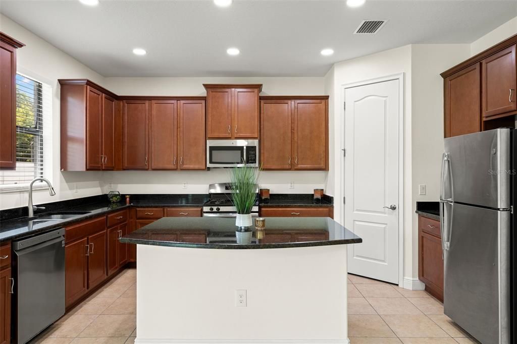 Activo con contrato: $434,000 (4 camas, 3 baños, 2552 Pies cuadrados)