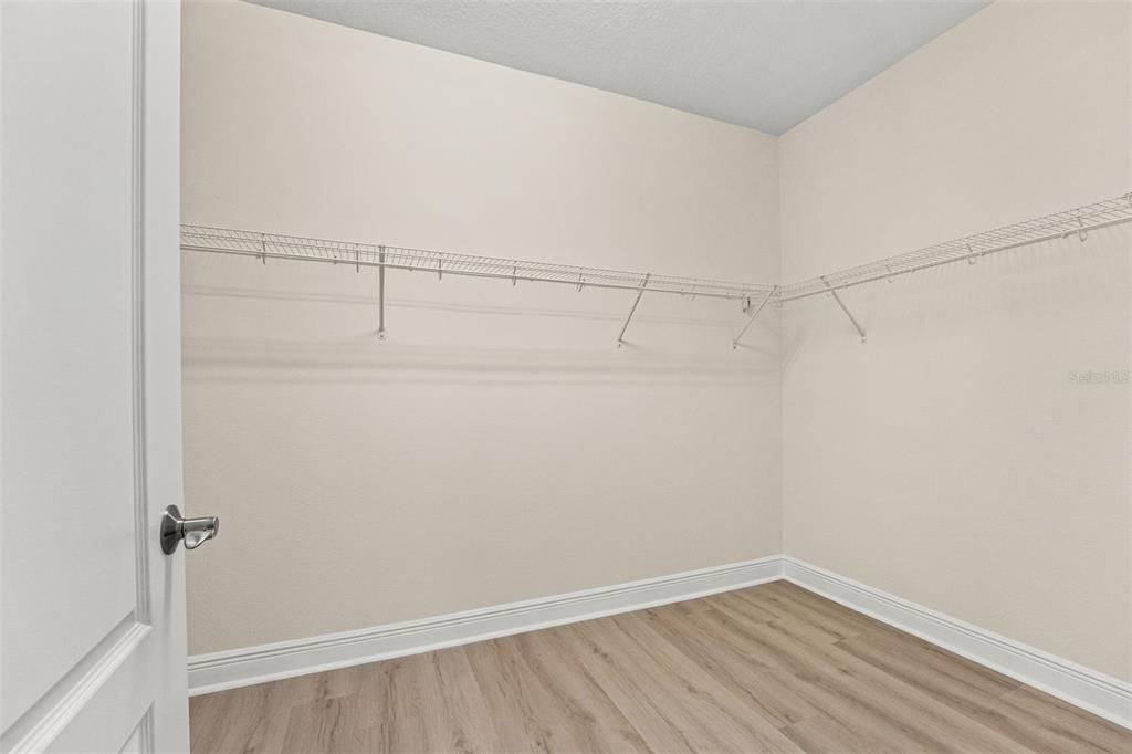 Activo con contrato: $434,000 (4 camas, 3 baños, 2552 Pies cuadrados)