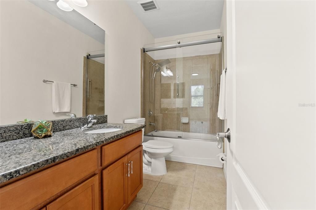 Activo con contrato: $434,000 (4 camas, 3 baños, 2552 Pies cuadrados)