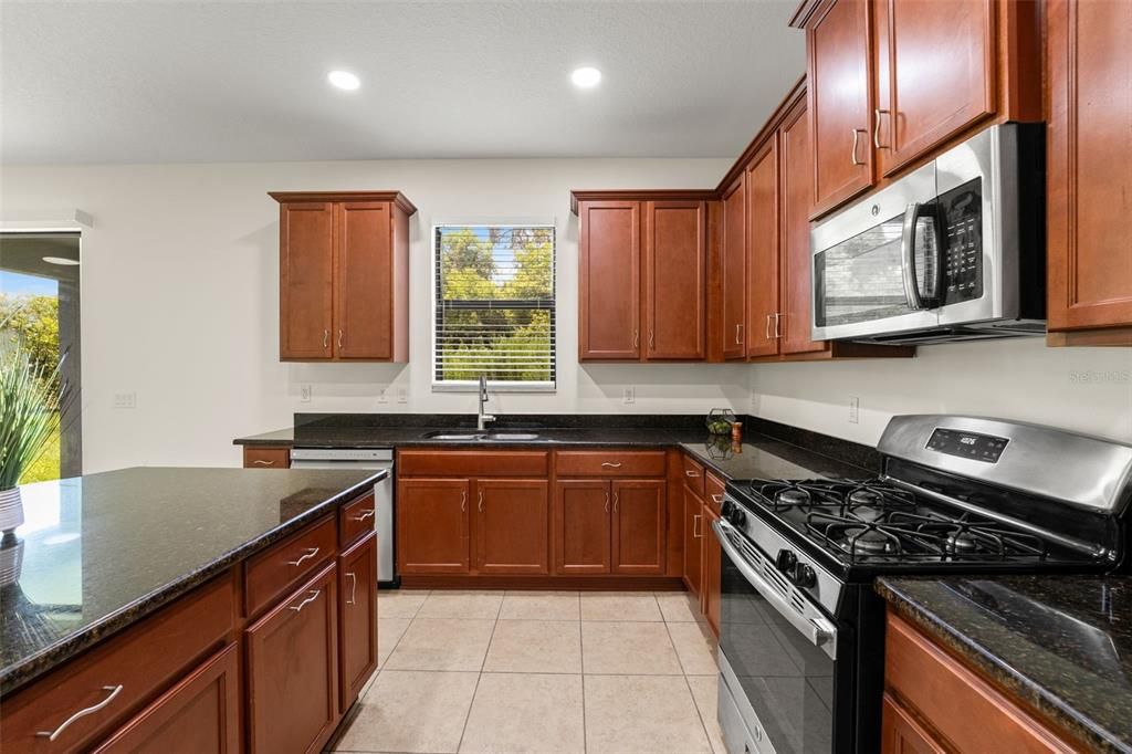 Activo con contrato: $434,000 (4 camas, 3 baños, 2552 Pies cuadrados)