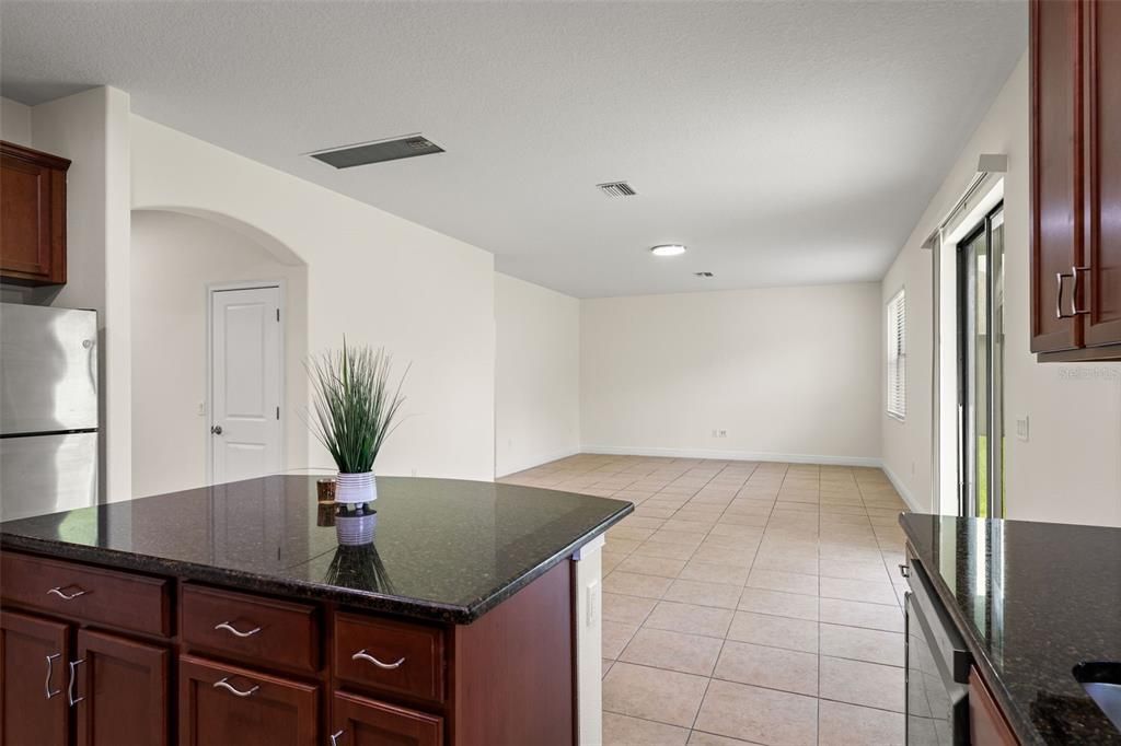 Activo con contrato: $434,000 (4 camas, 3 baños, 2552 Pies cuadrados)