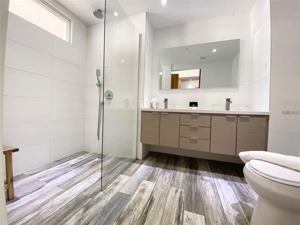 出租: $2,500 (0 贝兹, 1 浴室, 200 平方英尺)