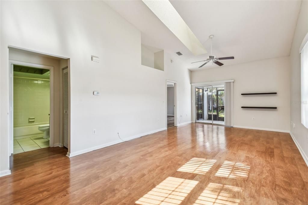 Active With Contract: $179,916 (2 beds, 2 baths, 1070 Square Feet)