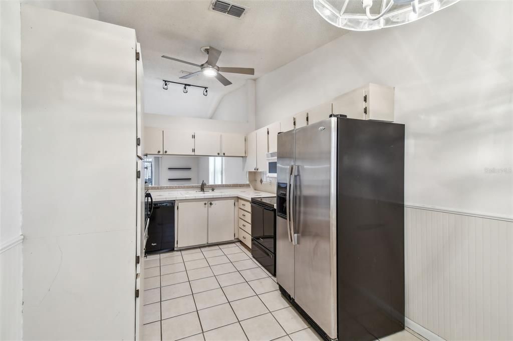 Active With Contract: $179,916 (2 beds, 2 baths, 1070 Square Feet)