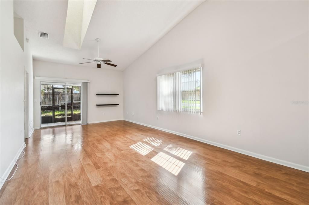 Active With Contract: $179,916 (2 beds, 2 baths, 1070 Square Feet)