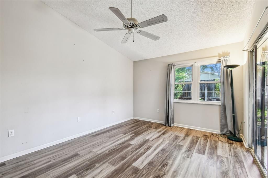 Active With Contract: $179,916 (2 beds, 2 baths, 1070 Square Feet)