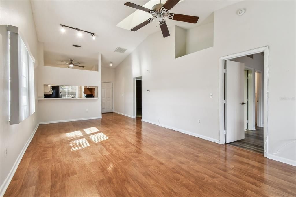 Active With Contract: $179,916 (2 beds, 2 baths, 1070 Square Feet)